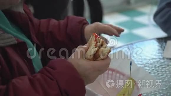 肥胖的顾客吃三明治视频