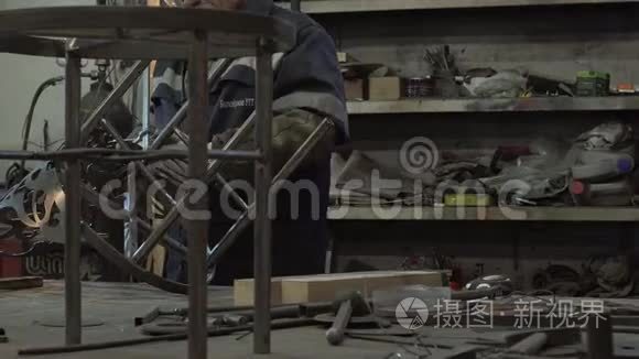 男铁匠正在加工他的新锻造产品视频