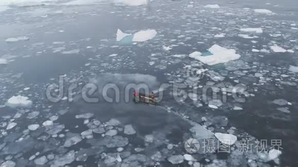 黄道十二宫的船在冰山上航行视频