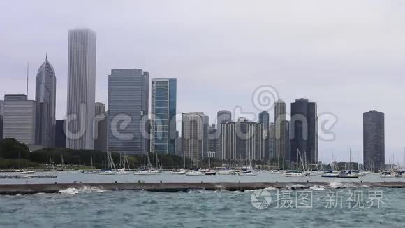芝加哥天际线和波浪港