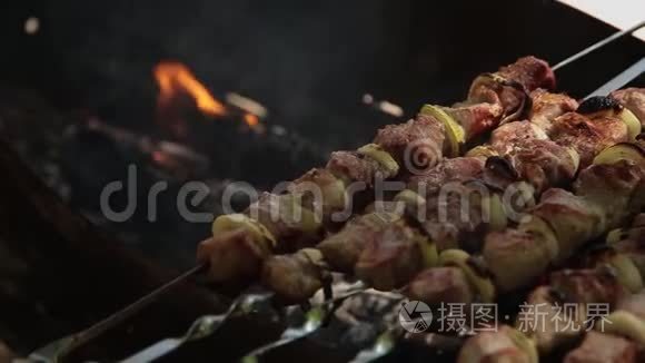 木炭上的什什烤串，肉上的脆。