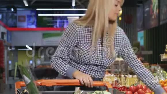 女人闻到超市里的番茄味视频