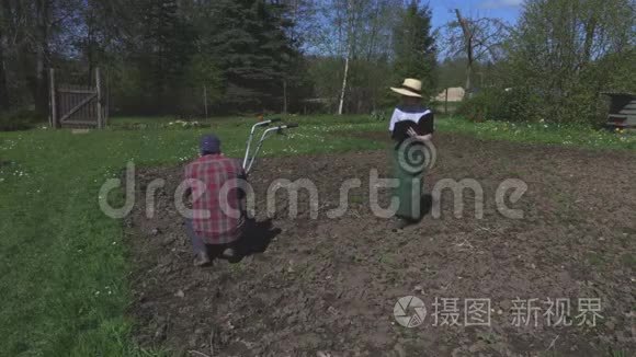 栽培者附近的田地上的园丁视频