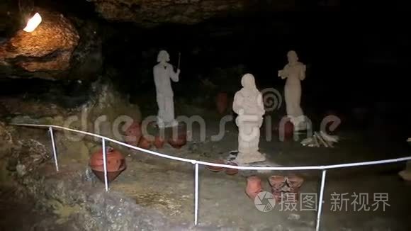 有雕像和碗的洞穴博物馆视频