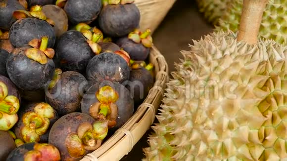 混季热带甜多汁水果，当地泰国市场.. 大月龙榴莲和芒果视频的预览图