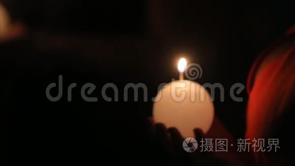 蜡烛在黑暗中熄灭视频