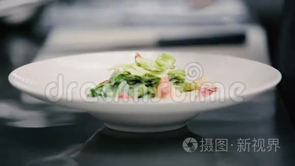 厨师用虾装饰沙拉视频