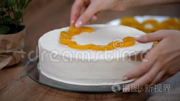 女人的手把桃子放在饼皮上视频