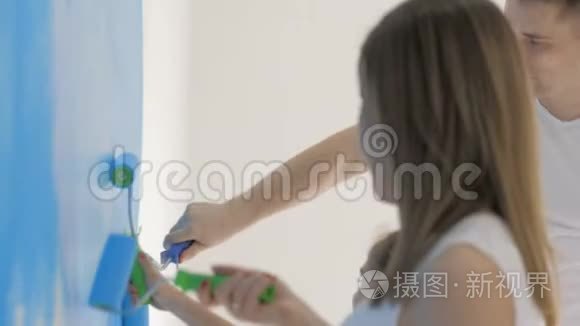 幸福的年轻家庭和小女儿画墙视频