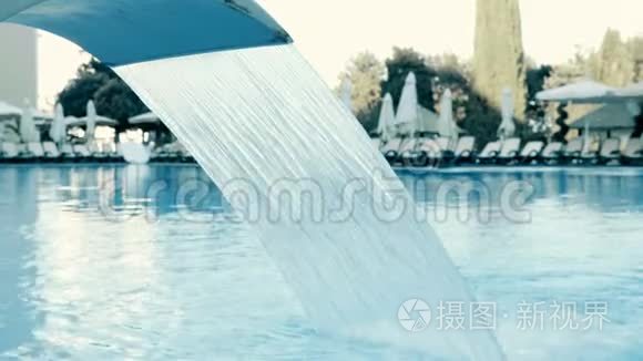 豪华酒店游泳池的喷泉处理