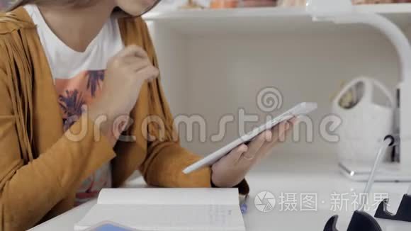 教育、学校、技术和互联网概念-在学校或家里带平板电脑的小学生女孩做家庭作业