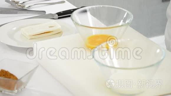 厨师用牛奶和鸡蛋蘸取面包视频