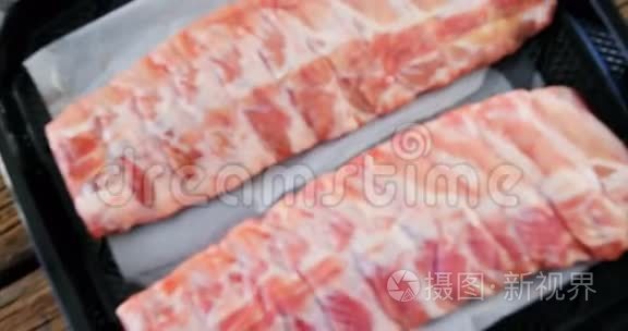 黑色塑料容器里的牛肉排骨视频