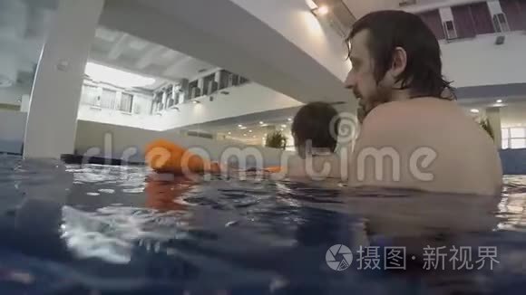 爸爸和小儿子在室内游泳池游泳视频