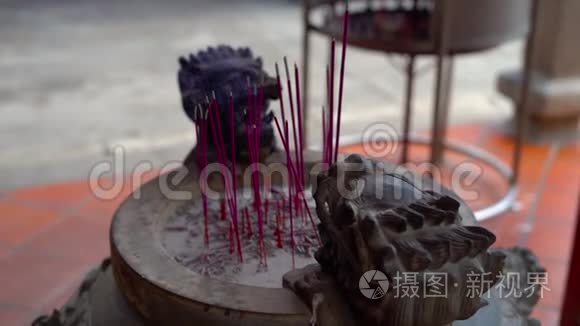 在佛寺内的香炉里的芳香棒视频