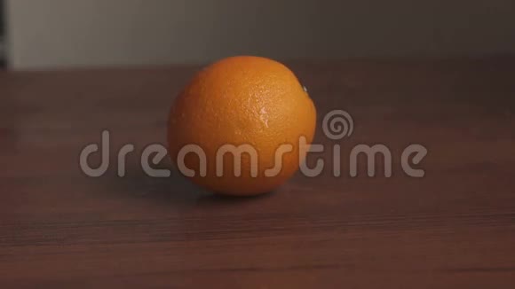 木桌上有滴水的橙果视频的预览图