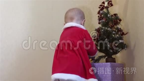 小孩站在圣诞树旁看礼物。