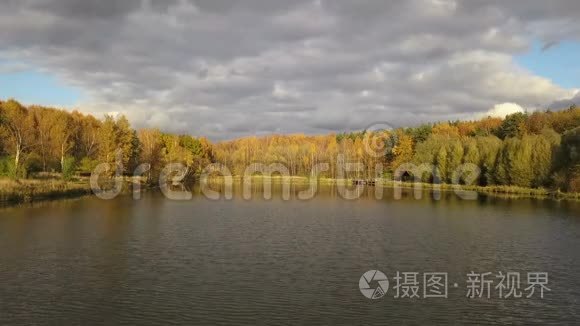 秋天森林里的湖
