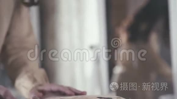 女性用黄色的线编织篮取出线圈视频