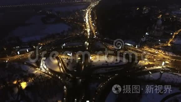 空中无人机从上面的视野到移动的汽车。 乌克兰基辅夜间道路交通