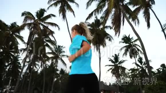清晨，女孩在棕榈树上奔跑