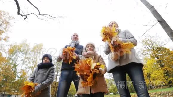 欢乐的一家人在公园玩秋叶