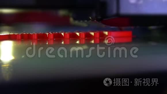 3D打印机工作关闭。 自动三维打印机执行塑料。 现代3D打印机