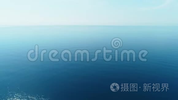 在平静的海面上飞过绿松石水.. 海洋背景。