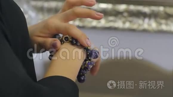 她手臂上的蓝色宝石首饰手镯视频