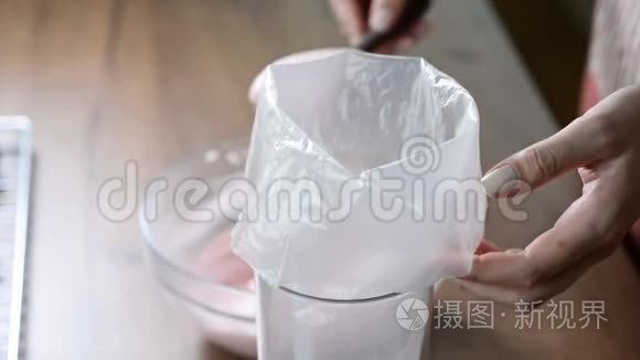 厨师把奶油放进糕点袋里视频