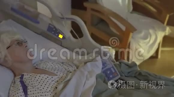 住院病床上抑郁的老年妇女潘视频