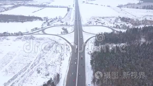 冬季公路交汇处的车辆交通及鸟瞰图