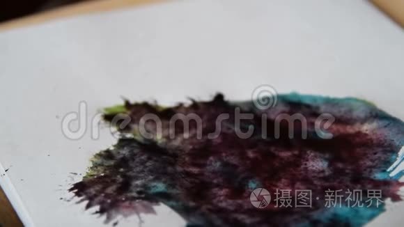 用深色水彩画儿童画视频