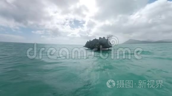 毛里求斯海洋和远山水晶岩景观视频