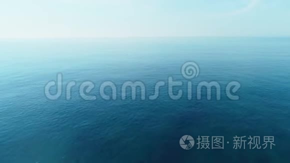 在平静的海面上飞过绿松石水.. 海洋背景。