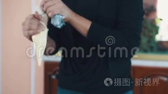 糖果女手挤压奶油馅制通心粉视频