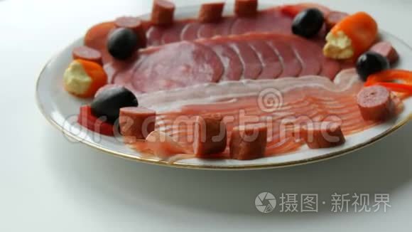 肉和香肠切片在盘子旁边的黑色橄榄，辣椒奶酪和狩猎香肠。 腌制肉盘