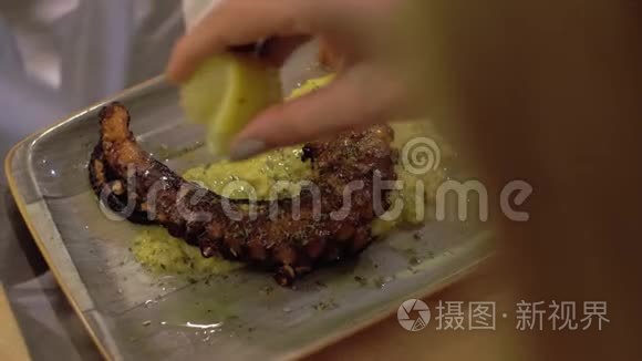 在咖啡馆里用章鱼菜吃饭视频