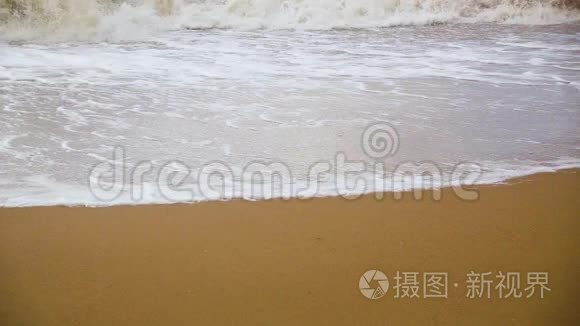 波浪起伏的慢运动沙滩视频