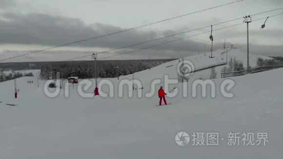 滑雪者和滑雪者在滑雪场的山上爬山。 空中观景。 4K