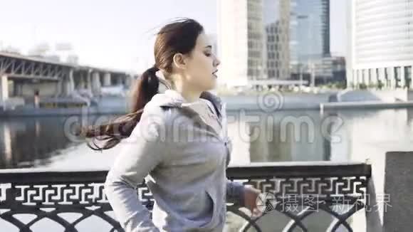 莫斯科市街慢跑的年轻女子视频