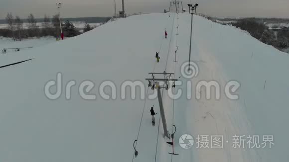 滑雪者和滑雪者在滑雪场的山上爬山。 空中观景。 4K