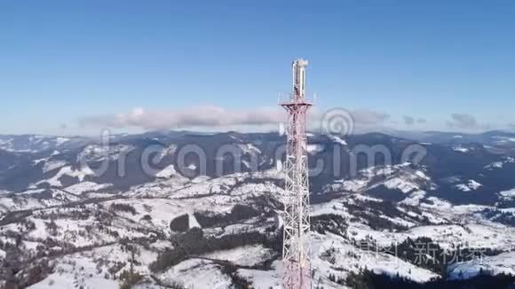 飞越无线电通信塔，山上积雪覆盖冬季景观..