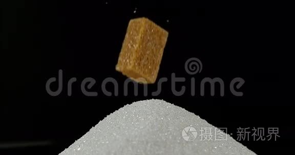 黑背景下的棕色糖熊，