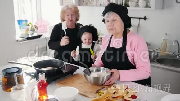 家庭在厨房做甜点视频