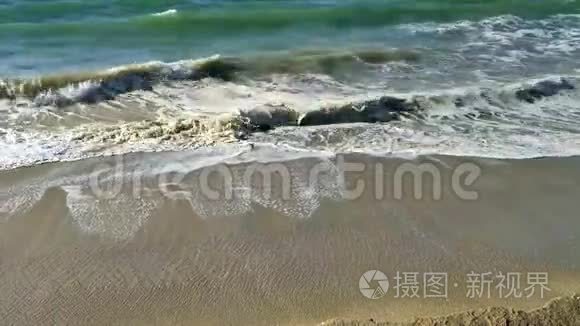 靠近海滩上的波浪冲击视频