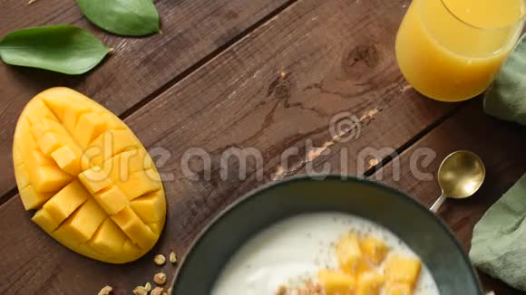 芒果酸奶早餐碗视频的预览图