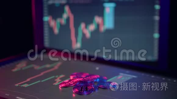 加密货币黄金比特币BTC位硬币图表在计算机屏幕上比特币挖掘概念