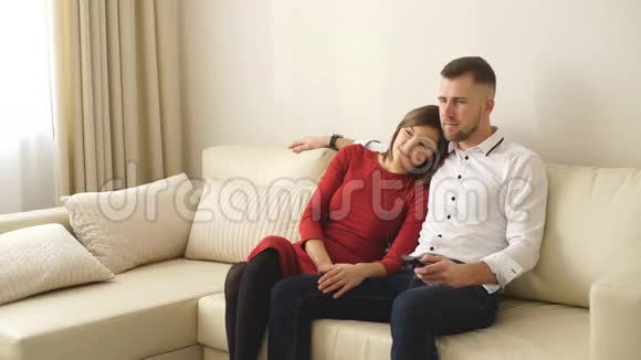 可爱的夫妇看电视视频的预览图