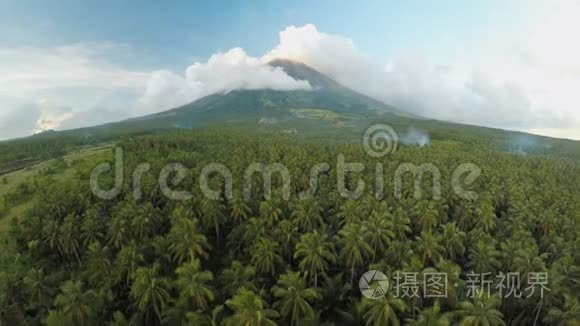 马永火山靠近菲律宾的勒加兹皮市。 日落时俯瞰棕榈丛林和种植园。 梅昂火山